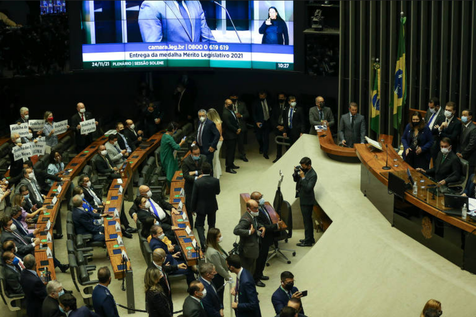 Câmara aprova texto-base da ampliação do auxílio emergencial; veja beneficiados
